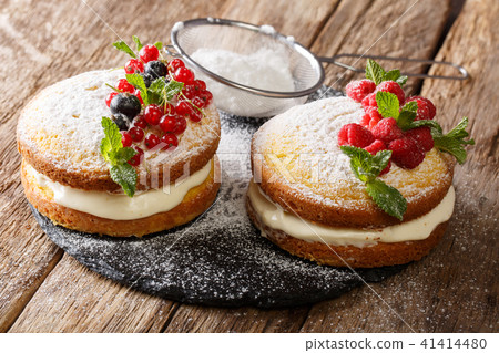 sandwich Victoria cake with fresh berries sandwich Victoria cake with fresh berries 41414480