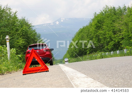 Breakdown vehicle triangle display board on the road 41414583