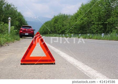 Triangular display board: A car that stops on the shoulder 41414586