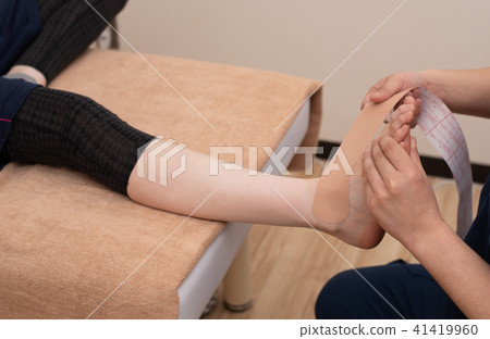 貼到腳上 41419960