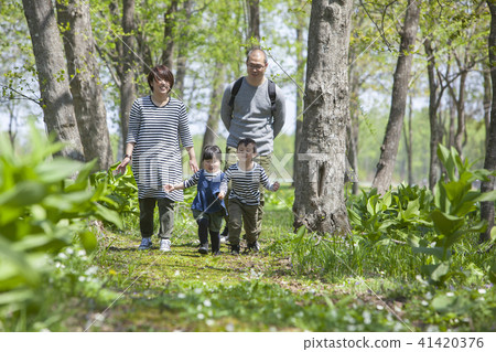 和家人一起野餐 41420376