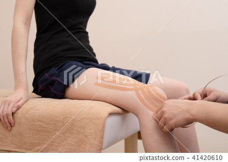 Taping to the knee 41420610