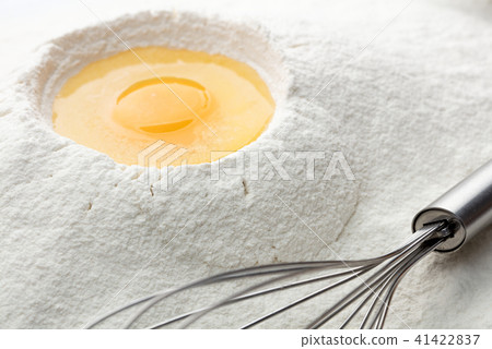 egg on heap of flour 41422837