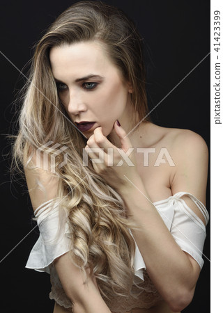 Young woman with long hair and blue eyes 41423399