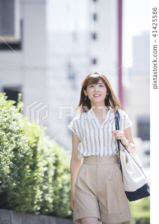 走在城市的婦女微笑 走在城市的婦女微笑 41425586