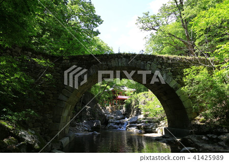 Spring in the mountains Spring in the mountains 41425989
