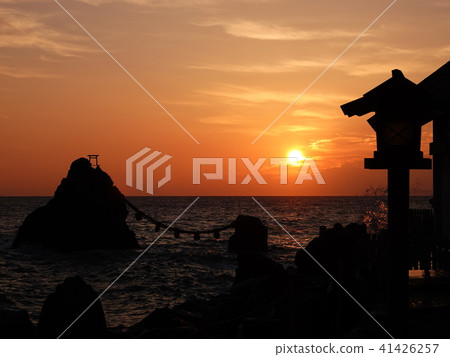 晨光和燈籠的晨光剪影 晨光和燈籠的晨光剪影 41426257