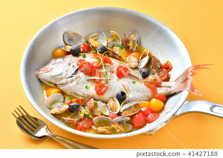 意大利,意大利美食,紅鯛魚和蛤蜊Aquapazza(Aqua di Mare)。 意大利,意大利美食,紅鯛魚和蛤蜊Aquapazza(Aqua di Mare)。 41427188