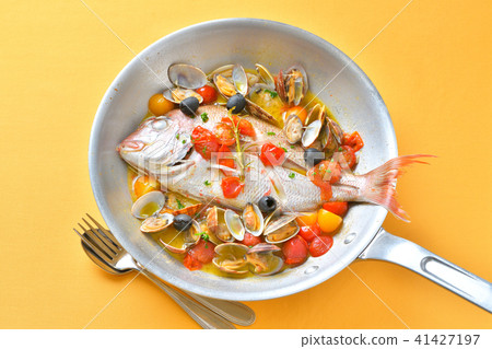 意大利,意大利美食,紅鯛魚和蛤蜊Aquapazza(Aqua di Mare)。 意大利,意大利美食,紅鯛魚和蛤蜊Aquapazza(Aqua di Mare)。 41427197