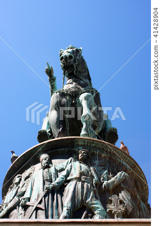 The nation defends King The nation defends King 41428904