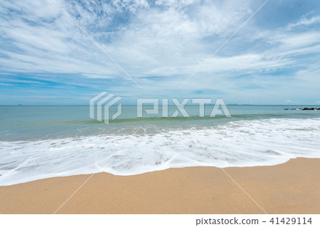 Soft waves on the sand beach Soft waves on the sand beach 41429114