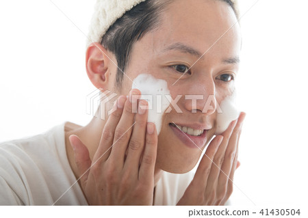 Young man washing face Men's beauty Young man washing face Men's beauty 41430504