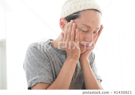 男士美容年轻男子穿上化妆水 图库照片