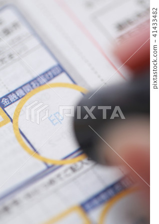女性用手指在文件上蓋章 女性用手指在文件上蓋章 41433482