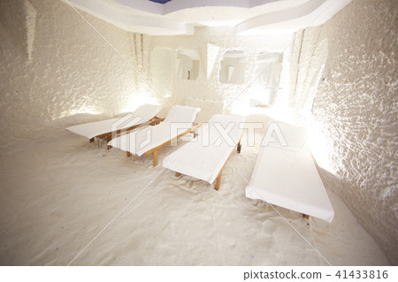 Salt room. Halotherapy for treatment of respiratory diseases. Salt room. Halotherapy for treatment of respiratory diseases. 41433816