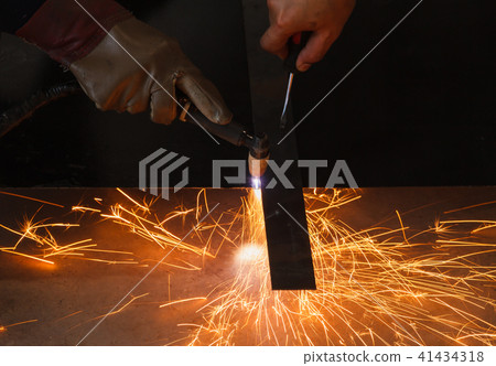 Unsafe work - Using plasma cutting machine. 41434318