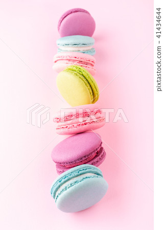 The vertical row of colorful macarons. 41434644