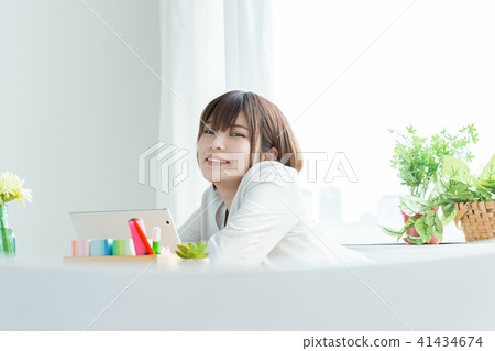 花費休息時間的女商人 花費休息時間的女商人 41434674
