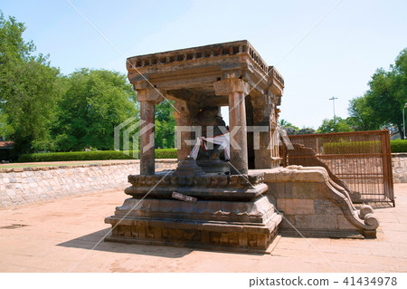 Nandi bull at the entrance, Airavatesvara Temple 41434978