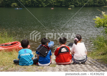 Kayaks and children 41436202