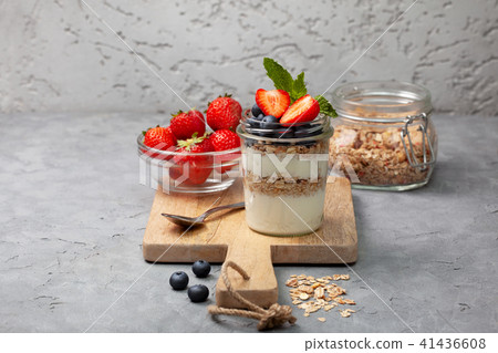 breakfast with muesli and berries 41436608