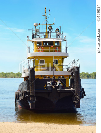 Old river tug boat (pushboats) on river 41439054