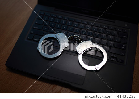 手銬(事件被捕捕獲黑黑暗安全不良詐騙鎖定個人電腦PC) 手銬(事件被捕捕獲黑黑暗安全不良詐騙鎖定個人電腦PC) 41439253