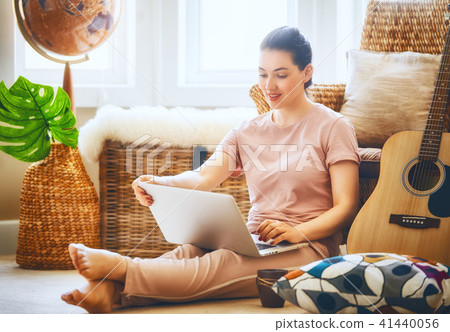woman working on a laptop 41440056