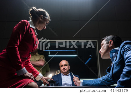 Attorney in disagreement with the prosecutor during the hearing of a suspect 41443579