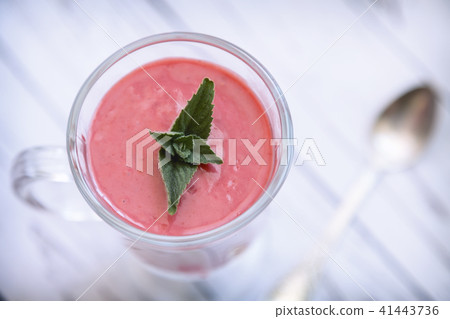Strawberry and yogurt smoothie Strawberry and yogurt smoothie 41443736