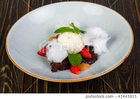 Brownie cake with berries 41443915