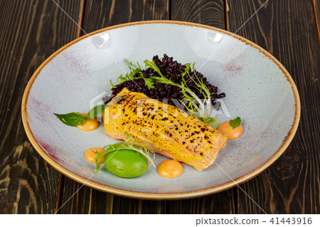 Roasted salmon with salad 41443916