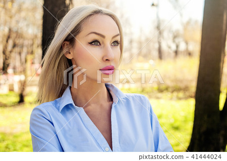 Successful woman, outdoors portrait 41444024