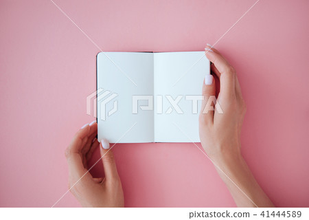Opened noteboog in beautiful female hands with sty Opened noteboog in beautiful female hands with sty 41444589