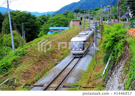 在Shinonoi線上運行的陡峭火車 在Shinonoi線上運行的陡峭火車 41446857