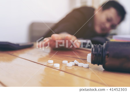 Stressed businessman having severe headache Stressed businessman having severe headache 41452303
