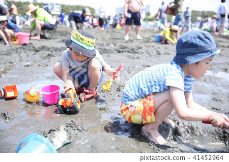 Children enjoying sea cliff hunting 41452964