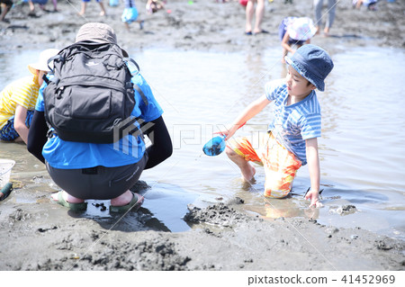 Parents enjoying sea cliff hunting 41452969