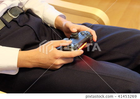 玩電子遊戲的學生 41453269