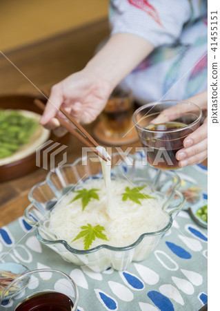 A yukata that eats somen at the rim side Female hand 41455151