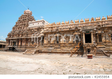 Decorated walls and gopuram, Airavatesvara Temple Decorated walls and gopuram, Airavatesvara Temple 41455954