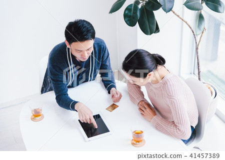 Couple (couple) · 30's · Tablet PC · consultation (credit card) Couple (couple) · 30's · Tablet PC · consultation (credit card) 41457389