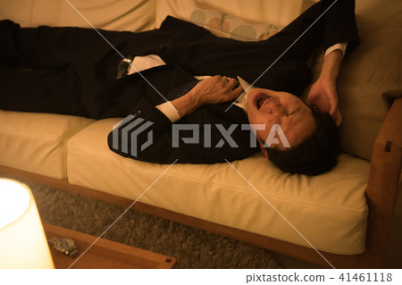 睡覺在沙發的年輕商人 41461118