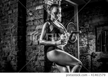 young fitness woman in gym 41461579