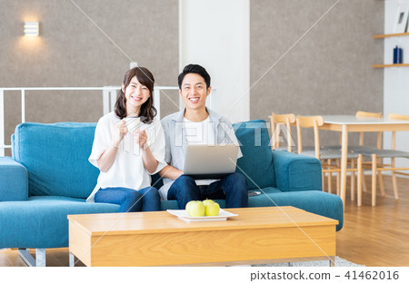 一對年輕夫婦 一對年輕夫婦 41462016