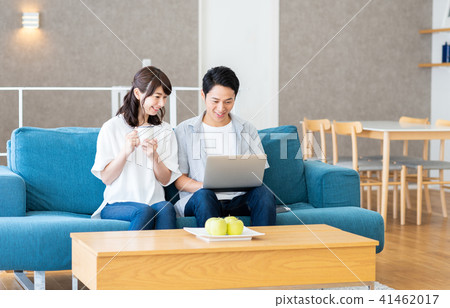 一對年輕夫婦 一對年輕夫婦 41462017