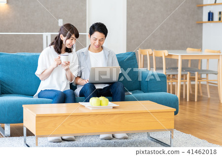一對年輕夫婦 一對年輕夫婦 41462018