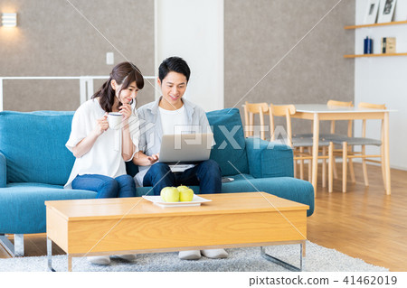 一對年輕夫婦 一對年輕夫婦 41462019
