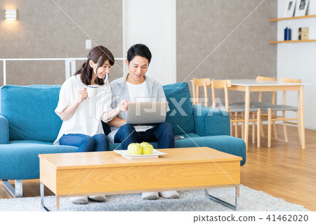 一對年輕夫婦 一對年輕夫婦 41462020