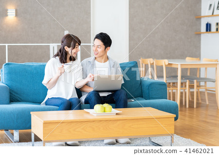 一對年輕夫婦 一對年輕夫婦 41462021